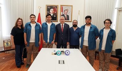 Egeli genç mühendisler dünyanın en büyük roketçilik yarışmasına damga vurdu