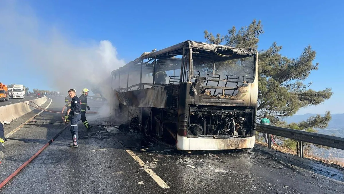 Son dakika: Yolcu otobüsü yandı sakar geçidi kapandı