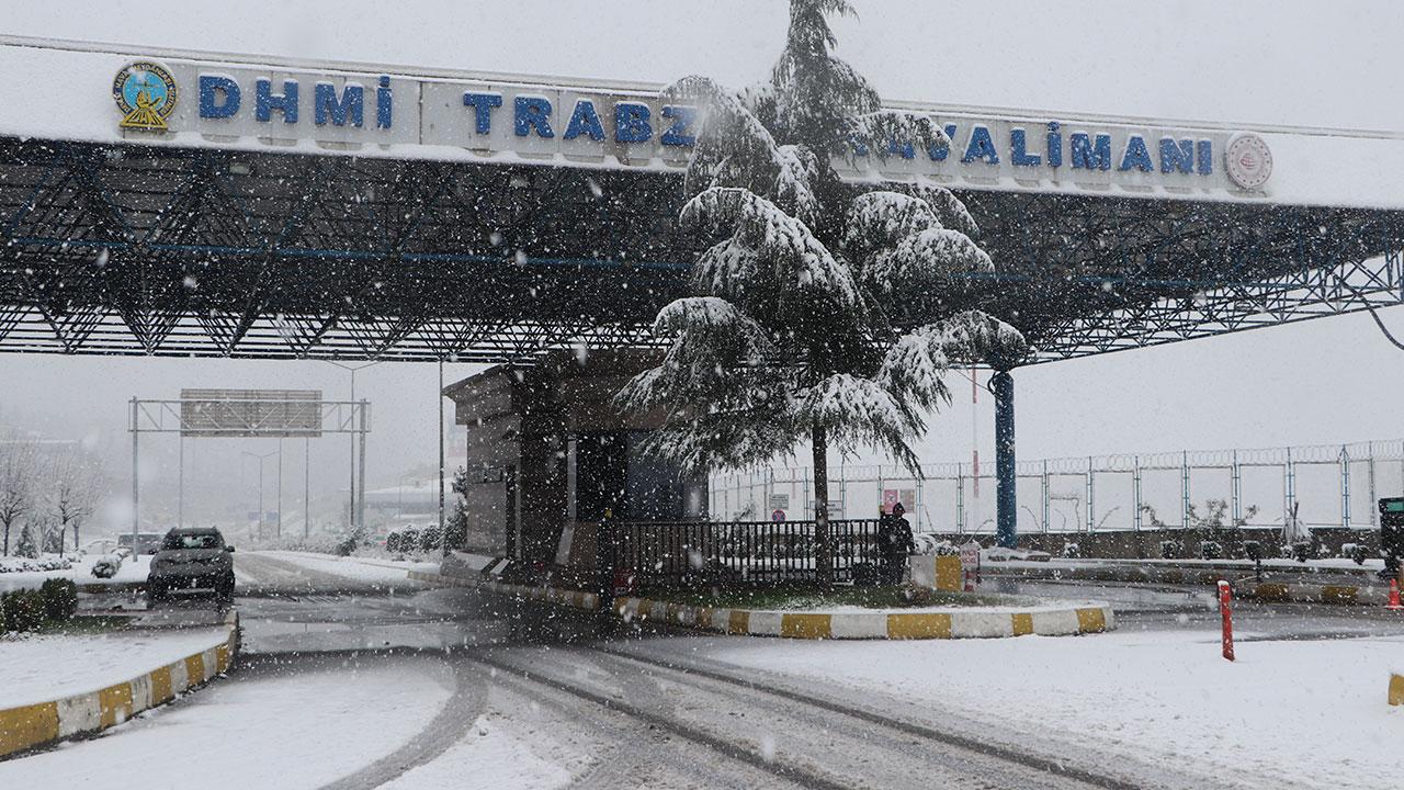 Karadeniz’de hava ulaşımına kar engeli