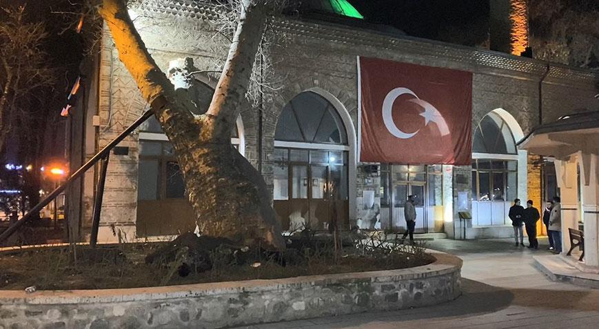 Korku dolu anlar! Tarihi caminin bahçesindeki 550 yıllık çınar ağacı devrildi