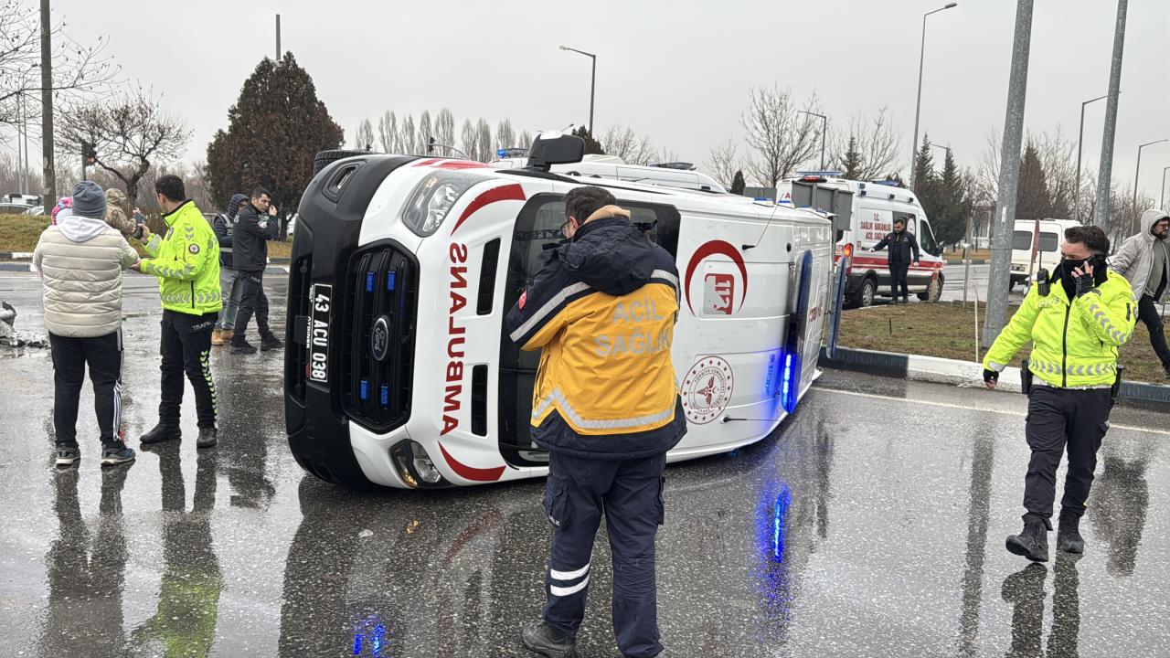 Kütahya’da otomobil, ambulansa işte böyle çarptı