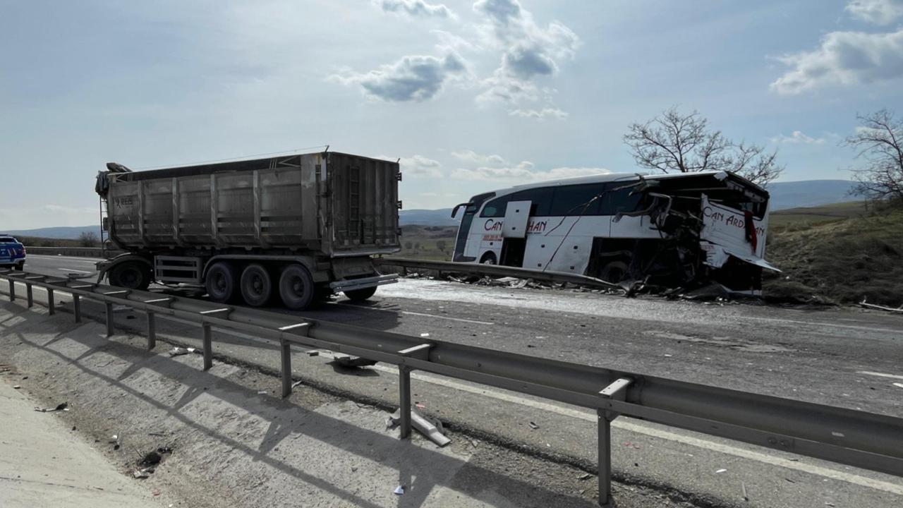 Bilecik’te tır yolcu otobüsüne arkadan çarptı: 11 yaralı