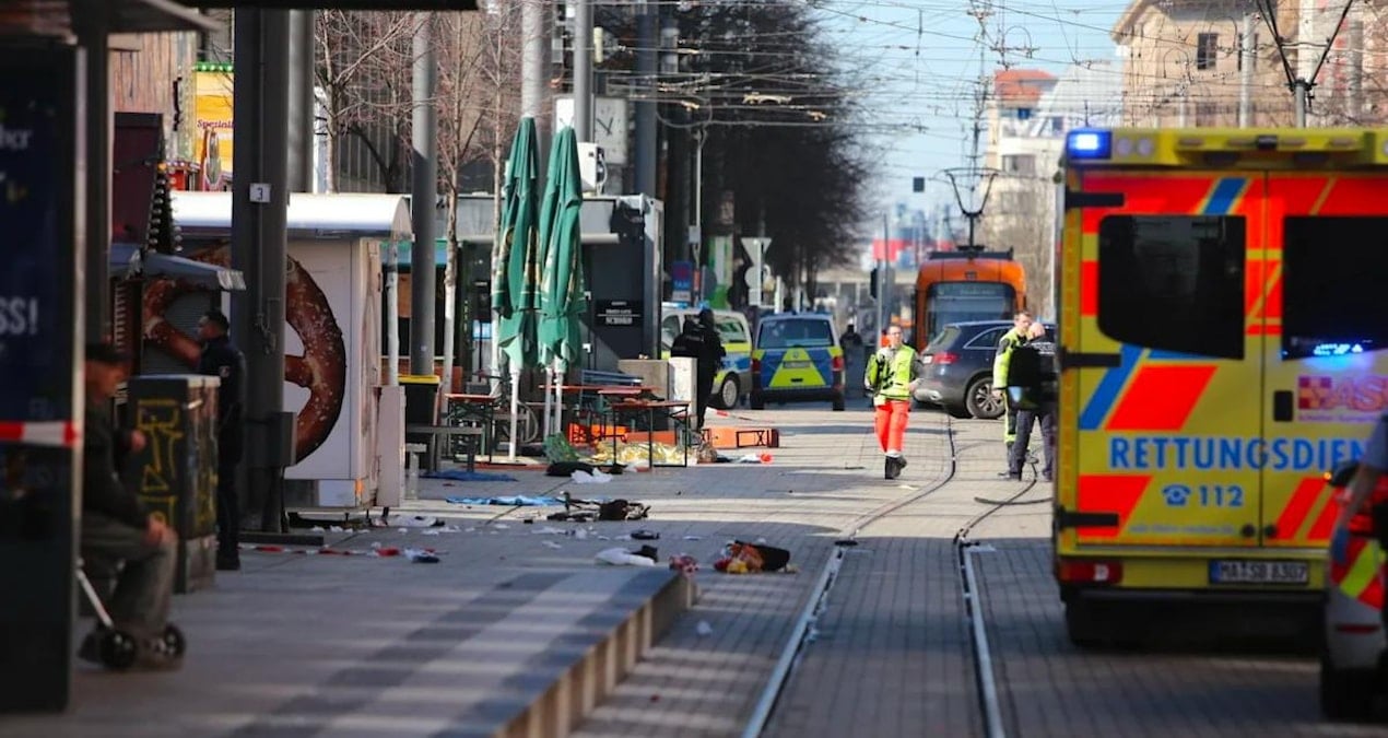 Son dakika: Almanya’da bir araç kalabalığa daldı